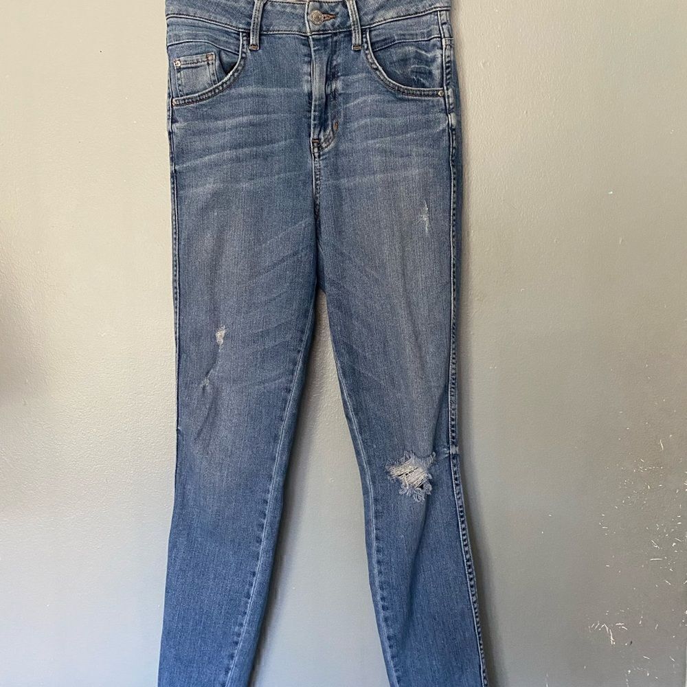 Guess distressed medium light wash skinny jeans 25
